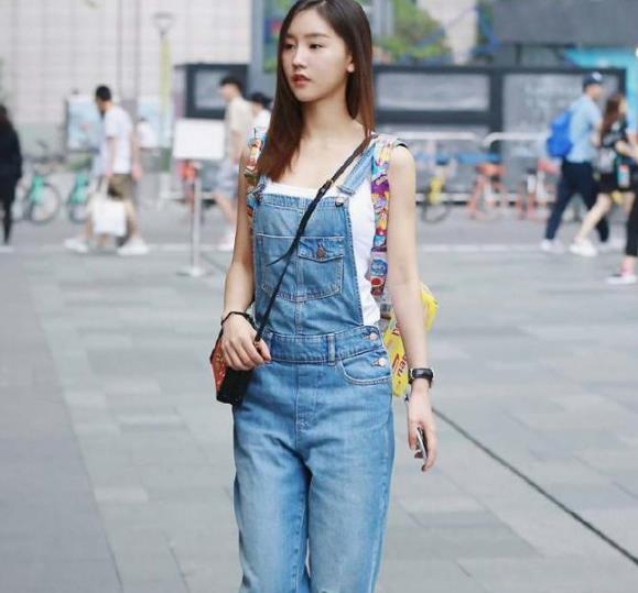 街拍美女: 成都果然是漂亮女生的聚集地!