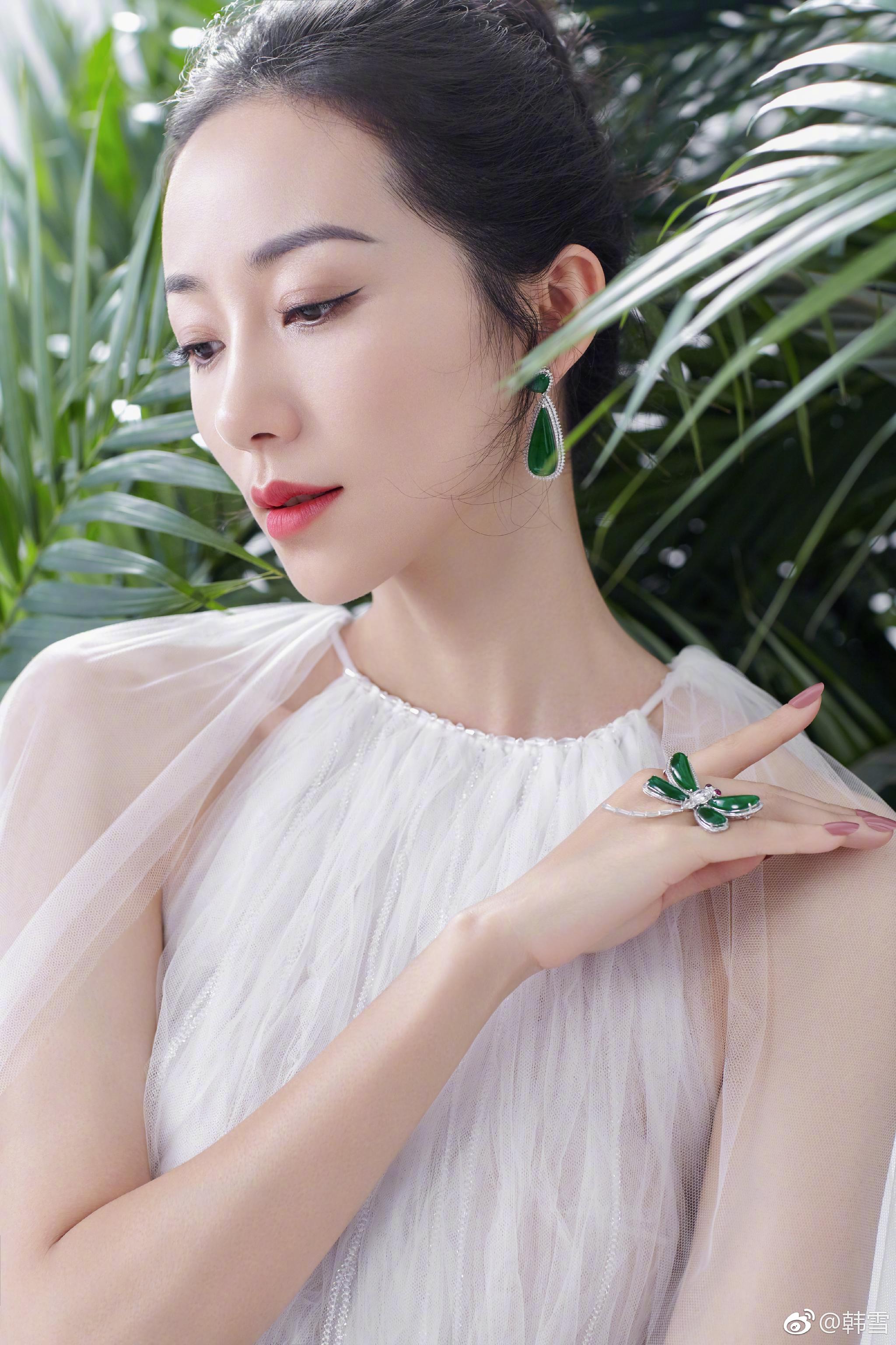 韩雪在微博上发出一组最新时尚珠宝大片。照片
