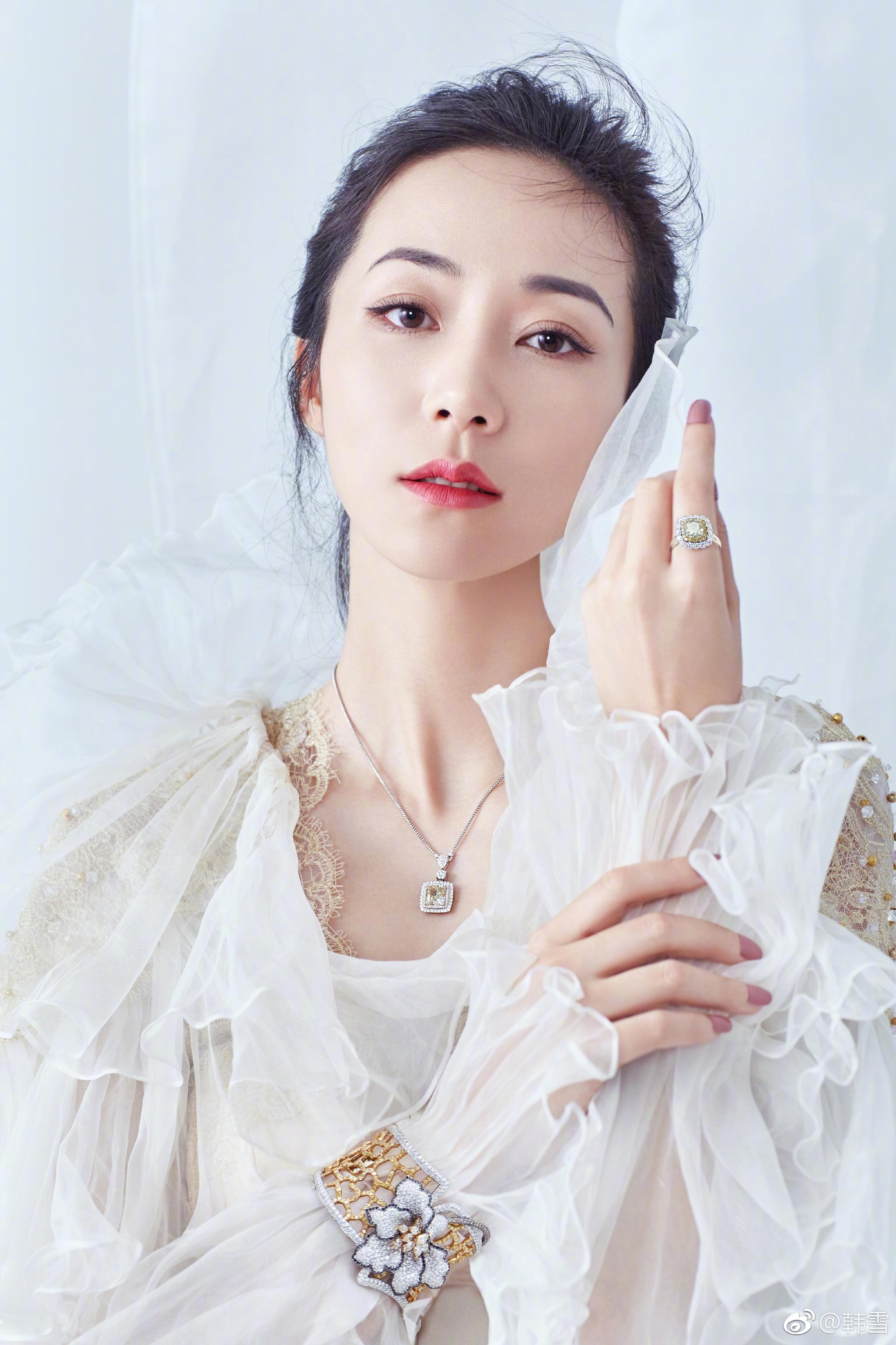 韩雪在微博上发出一组最新时尚珠宝大片。照片