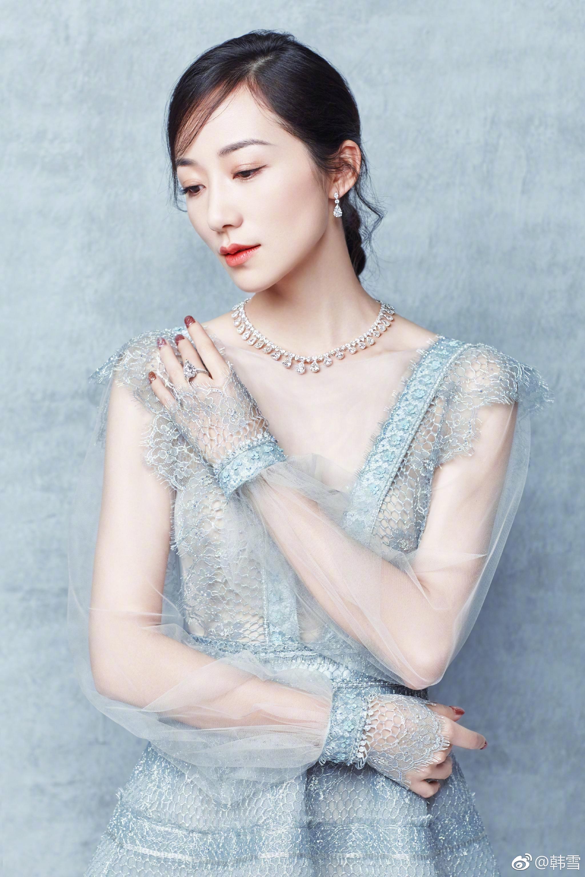 韩雪在微博上发出一组最新时尚珠宝大片。照片