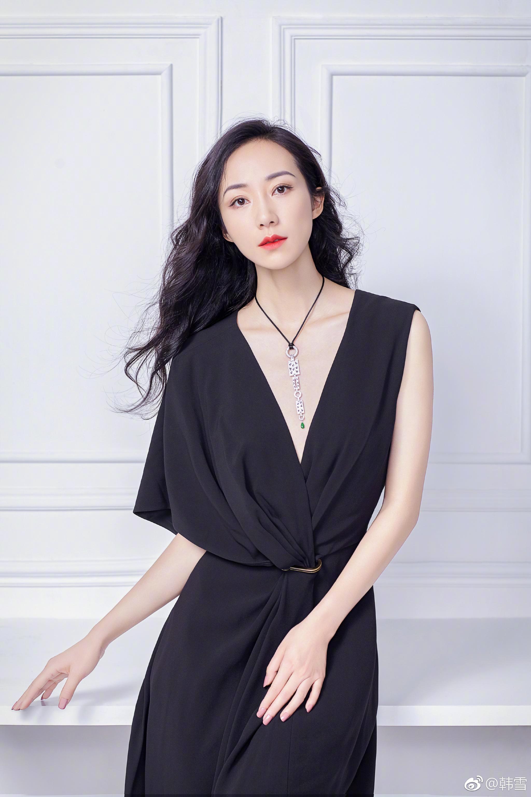 韩雪在微博上发出一组最新时尚珠宝大片。照片中的韩雪