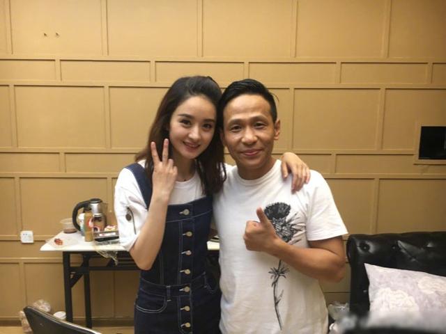 宋小宝与赵丽颖颖宝合照,显得颖宝身材很好,而宋小宝一如既往的那么