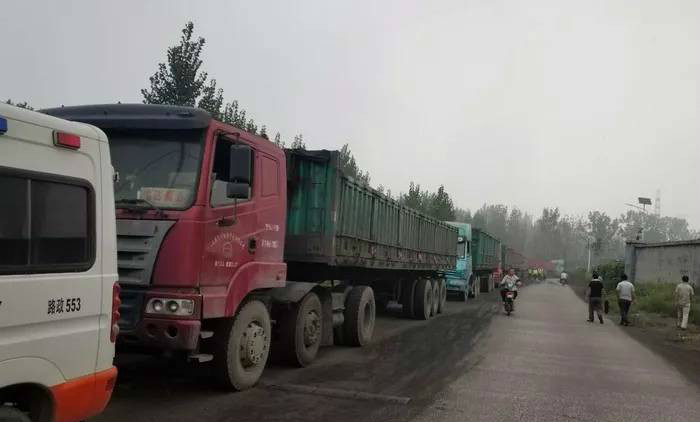 泰安肥城交警在石横电厂特钢路一举查获21辆超载大货车