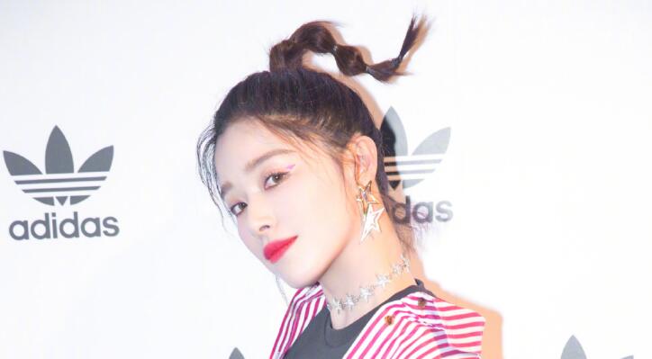 四千年美女鞠婧祎拍了一组口红大片,网友:还以