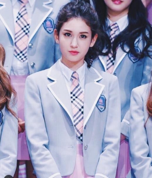 她拥有精致面孔,曾是韩国最火选秀艺人,却在出