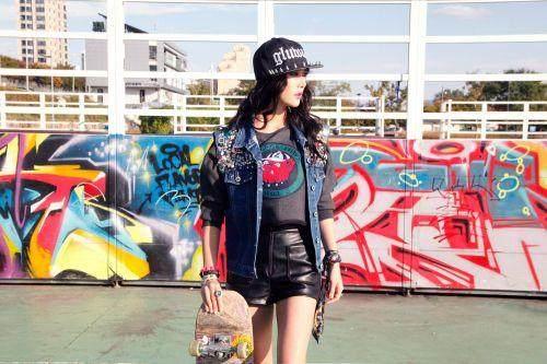 初中时,女同学穿裙子上体育课,罚她做俯卧撑…