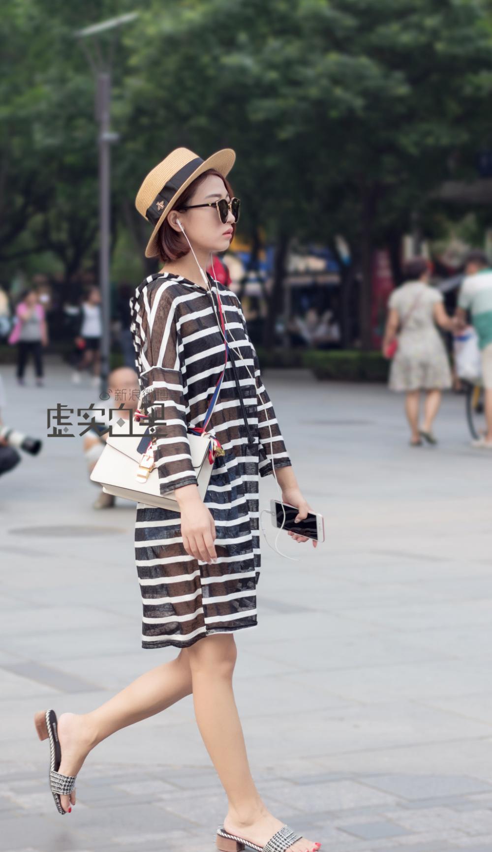 路人街拍真空_路人街拍真空吊带_真空出门-圈子花园图片