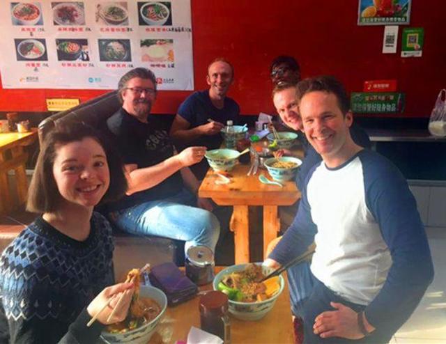 老外在巴黎街头让路人吃麻辣烫,听听法国人怎么评价的!