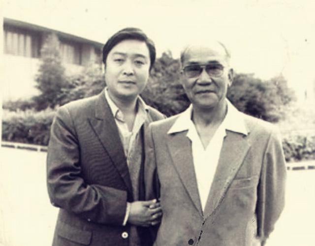 生于相声世家七岁登台,侯宝林关门弟子师胜杰,曾获全国十大笑星