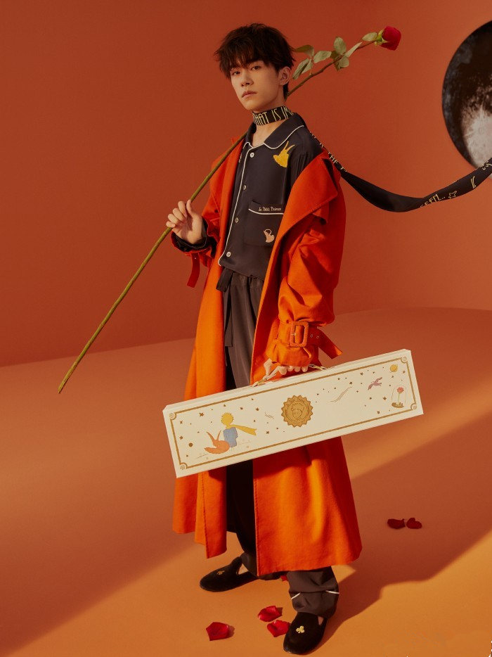 易烊千玺不穿豆豆鞋,改光脚?穿粉色针织卫衣居