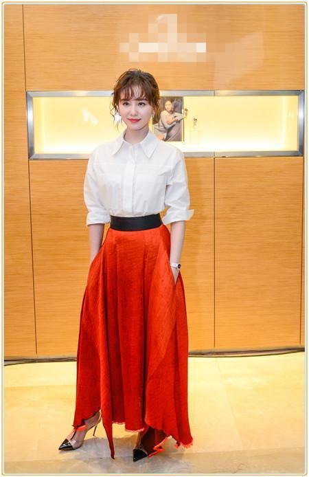 路人抓拍下的刘诗诗,毛衣太紧超抢眼,但看完下