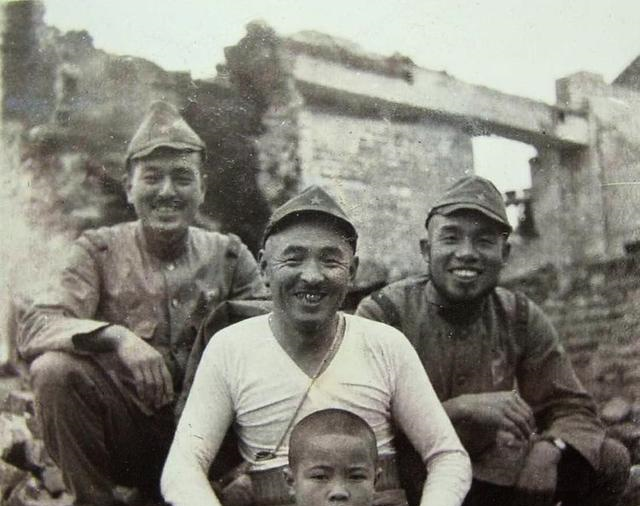 老照片:日本鬼子假伪亲善,最后一张出现在日本教科书里!