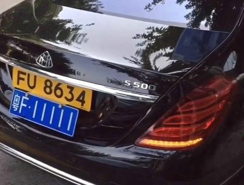 200多万的迈巴赫，为什么车牌有三种颜色，有什么特别之处