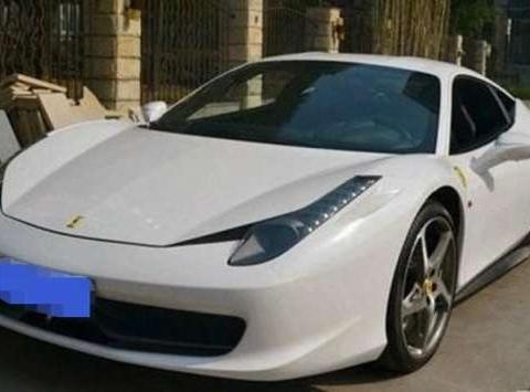 420万法拉利458开了8年, 车主独倚车中: 每次拿出钥匙时都有话说