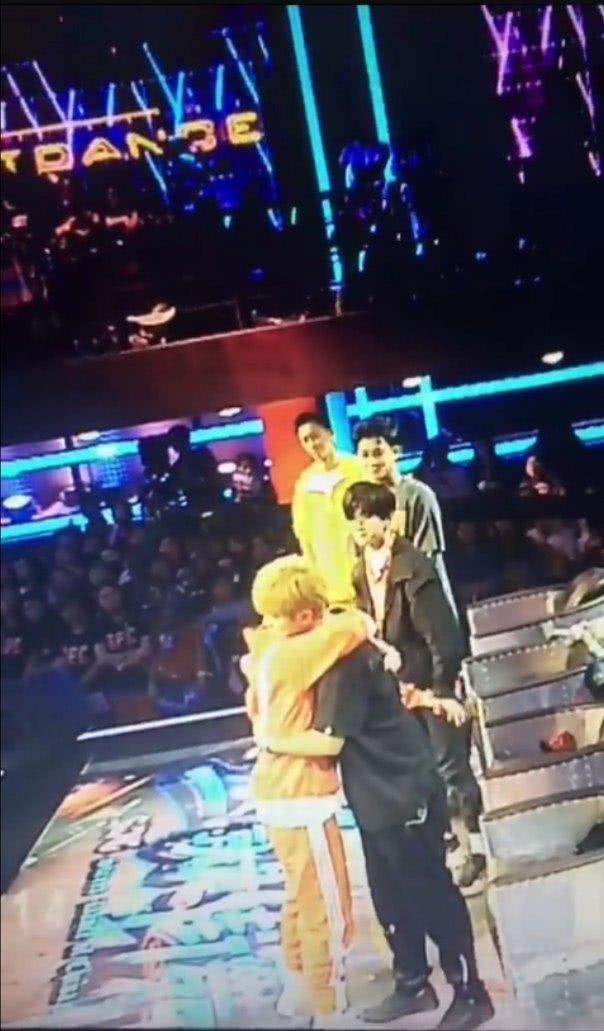 亮亮在淘汰后先与韩宇拥抱,后帮易烊千玺温柔