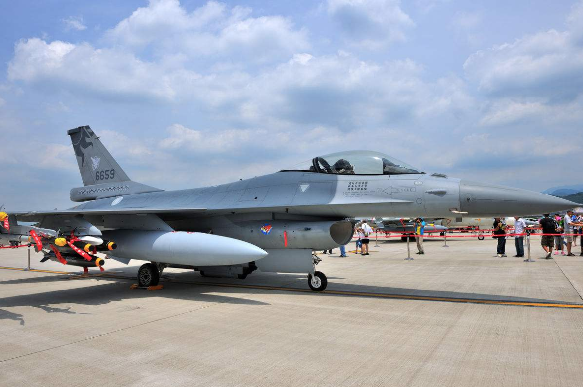 中国公知:美国F-22用的矢量发动机比J-10用的