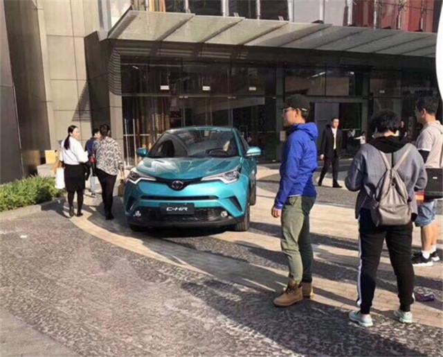 丰田C-HR到店实拍,外形像概念车,用2.0发动机比新雅阁排量大!