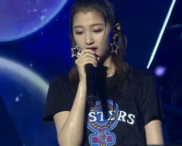 关晓彤雨中唱歌,全身淋湿和粉丝互动,网友:这才