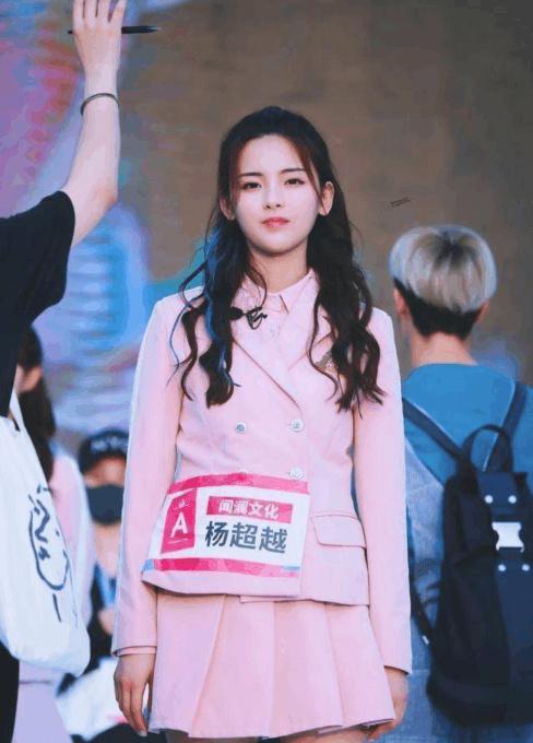 杨超越秒删的微博里信息量太大,网友:这么刻意