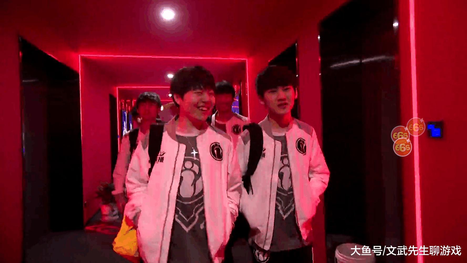 G大战一触即发, RNG队员很放松上单手机壳亮