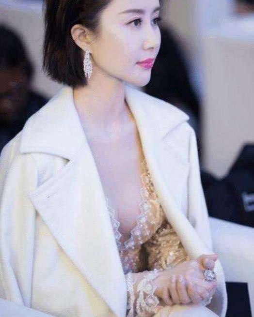 舒畅身穿半透明连衣裙出席红毯，网友：气质优雅大方，容貌美如画