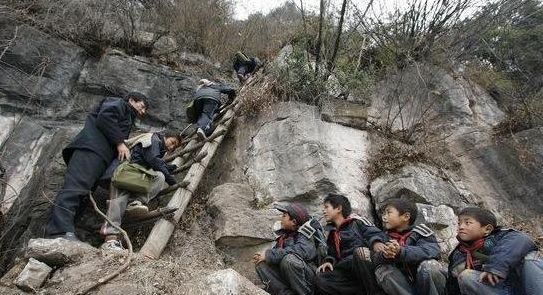 走这样的路去上学的山村孩子,看完后真的很想