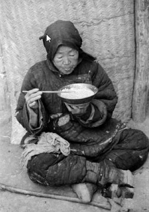 1942年河南大饥荒灾难的真实场景 树皮草根都被啃光