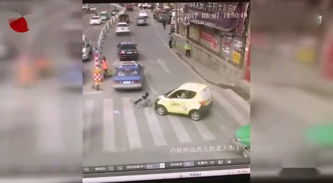 女子过马路遭后车撞飞 弹入过往出租车轮下遭碾压