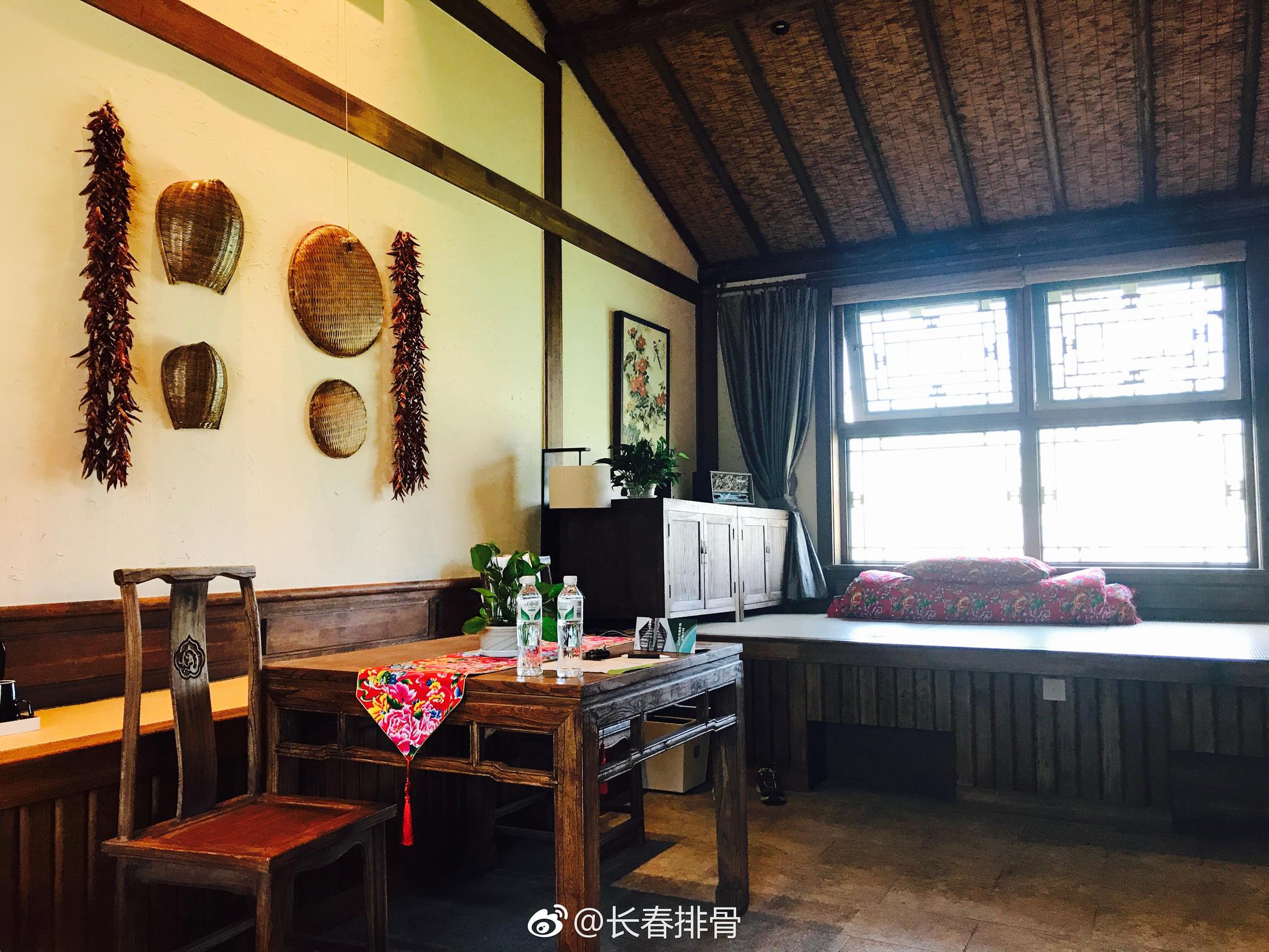 长白山鲁能胜地原乡客栈,东北特色院落,炕上的大花被