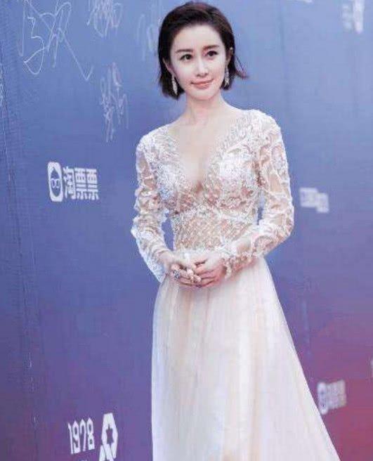 舒畅身穿半透明连衣裙出席红毯，网友：气质优雅大方，容貌美如画