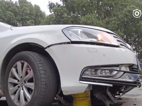 男子花数十万买大众CC，连方向盘都没见着，车就被撞烂了