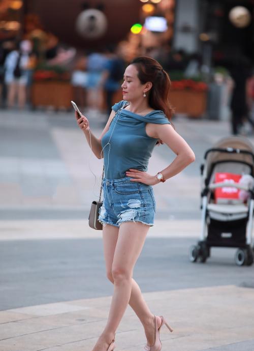街拍:小姐姐时尚靓丽的大长腿,十分养眼!