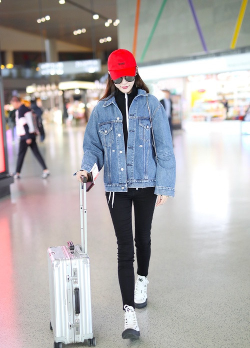 女明星的春天在机场,迪丽热巴最美,关晓彤超赵