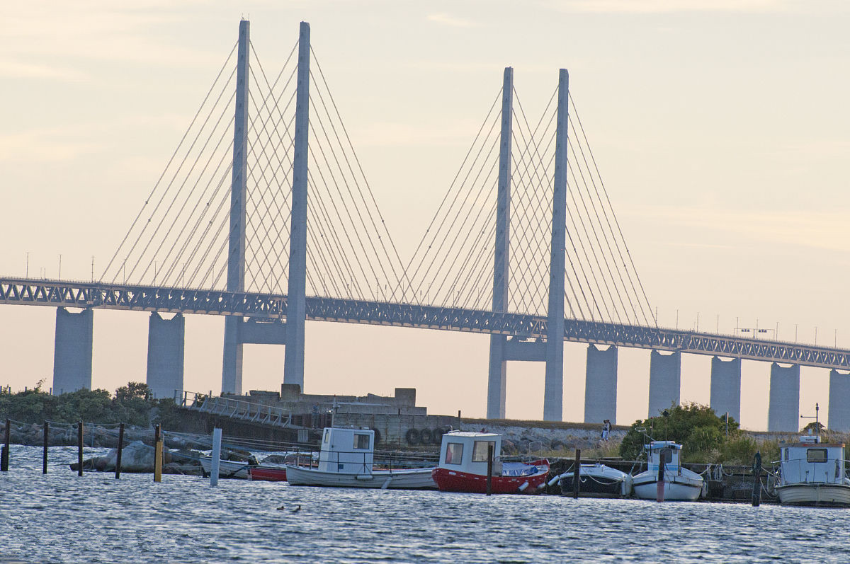 世界上最“怪”的大桥，一半天上一半地下