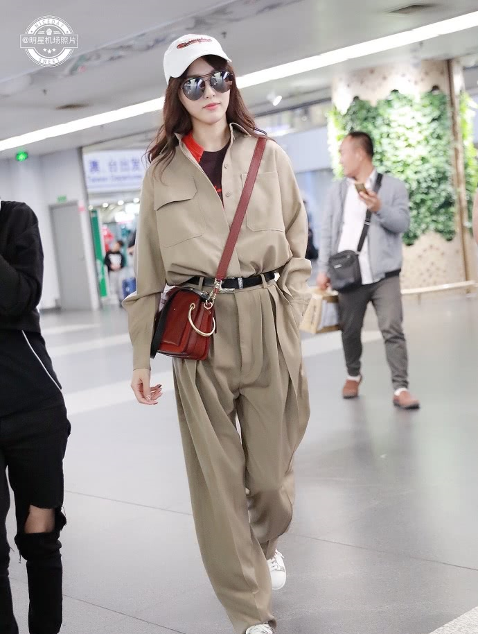 唐嫣还是那么少女,条纹T恤配灰色休闲裤,简单