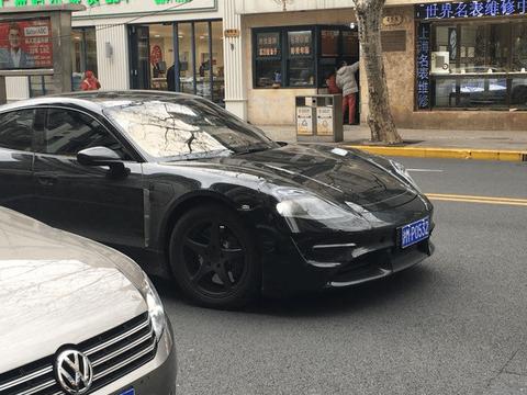 街头偶遇保时捷全新电动跑车, 帅到掉渣, 充电15分钟能跑一个省