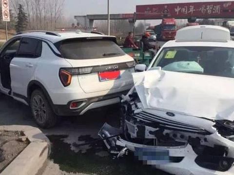 吉利领克01被福特福瑞斯侧面猛撞,司机:美国车质量不过如此