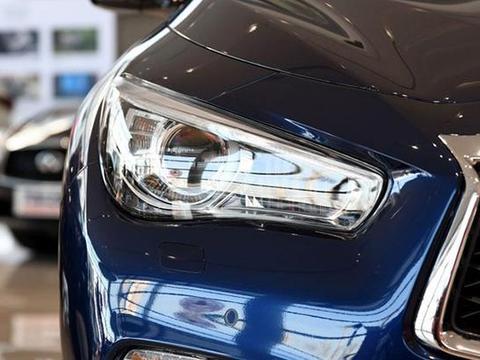 2.0T配7AT，标配6气囊和双中控大屏，20多万成奔驰C级强劲对手！