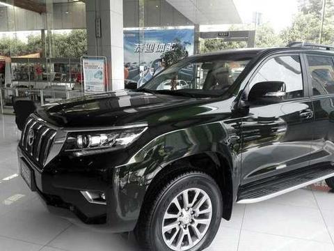 4S展厅来了一台18款军绿色普拉多, 帅得一塌糊涂