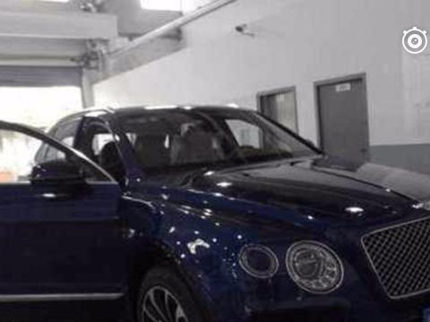 宾利添越前挡风玻璃碎了，车主看完维修费用清单：我要投诉你们