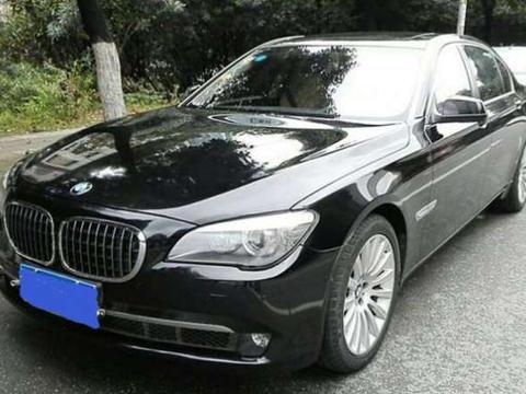 273万元宝马760开了七年老板仍不愿意换车, 打开尾箱时朋友笑了