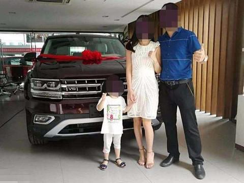 花53万买辆高配大众途昂, 全家一起上阵提车, 拿到钥匙时女儿笑了