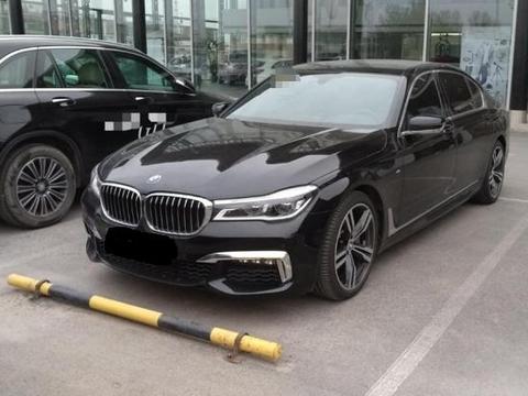 花103万提车宝马740，提车时开奔驰的朋友的举动让车主忍俊不禁