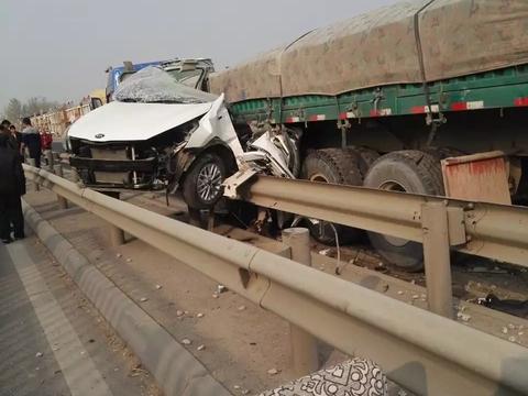 起亚K5右侧强行超车，再一次证明了路上护栏的质量真好