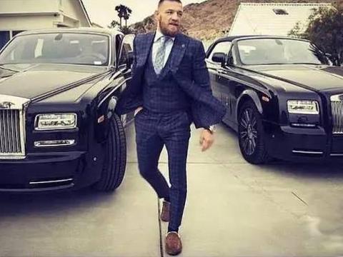 女友无怨无悔养了他8年，一战成名后，送全系劳斯莱斯给她。