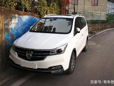 女车主把宝骏730停在路边，路过大叔看见，直呼这辆面包车很霸气