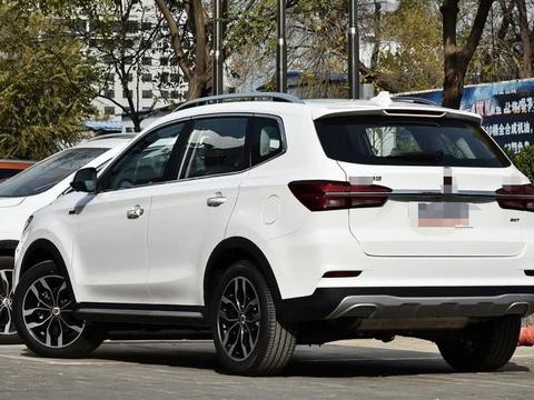 471万豪车与五菱相撞，车主看清五菱车身后，吓得从副驾逃下车