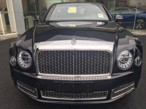 申城又一辆全新宾利慕尚被“神秘”老板买走。提车现场只见驾驶员