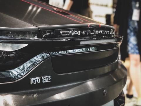 这国产跑车飚起来，奥迪都追不上，配无框车门，就这内饰就值30万