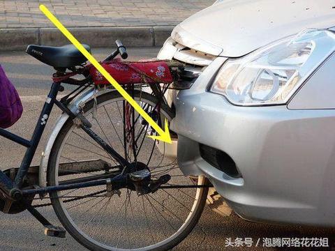 日系车追尾大爷自行车，下车以后，女司机和大爷都笑了 !